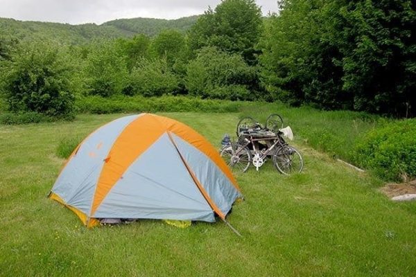 Stay-Camping campsite with tent and bicycles